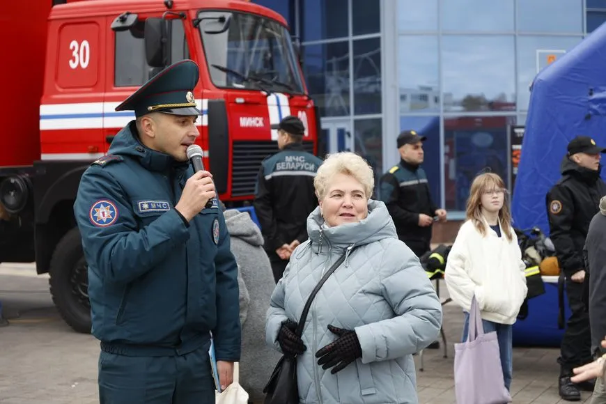 В Минске у «Чижовки-Арены» прошла акция МЧС с выставкой техники