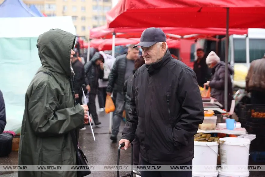 Волонтёры в Минске помогают пенсионерам доносить овощи с ярмарок