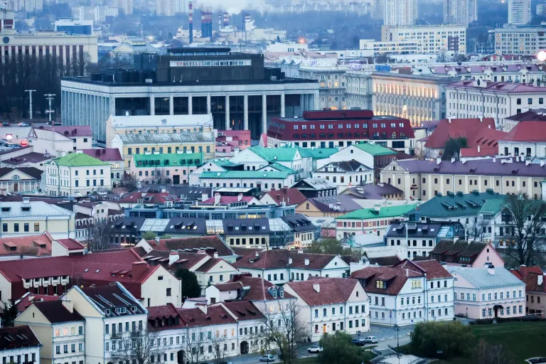 Листья с улиц Минска перерабатывают в компост для городского озеленения